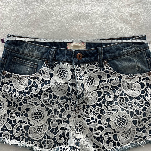 Forever 21 denim shorts with lace appliqué. Size 28 - Picture 8 of 14